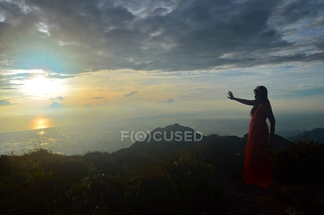 Gipfelsonnenaufgang mit Frau im Märchenkleid — Stockfoto