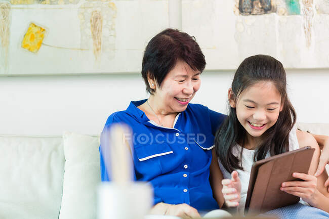 Großmutter & Kind auf dem Tablet — Stockfoto