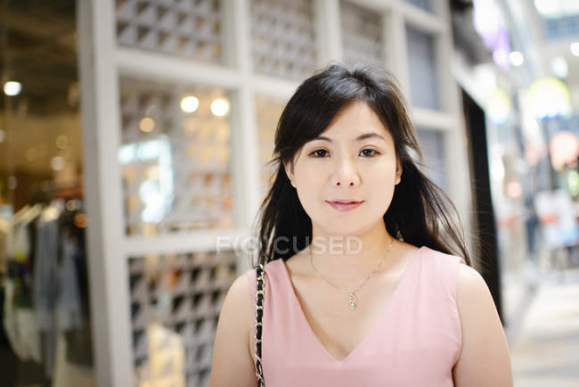 Junge attraktive asiatische Frau einkaufen — Stockfoto