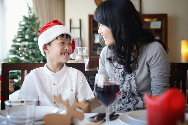 Felice madre asiatica e figlio che celebrano il Natale insieme a casa — Foto stock