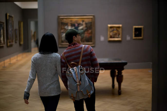 Asiatische Touristen im Metropolitan Museum of Art, New York, USA — Stockfoto