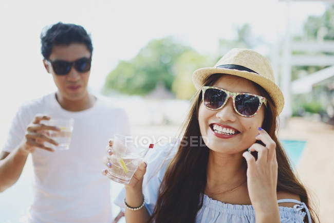 Joven asiático pareja con bebidas juntos - foto de stock