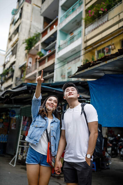 Jeune couple asiatique visitant un marché local à Ho Chi Minh Ville, Vietnam — Photo de stock