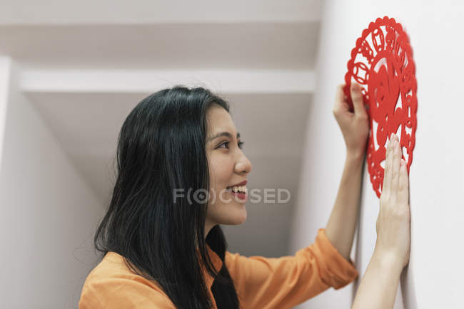 Joven asiático mujer celebrando chino año nuevo y la decoración de casa - foto de stock