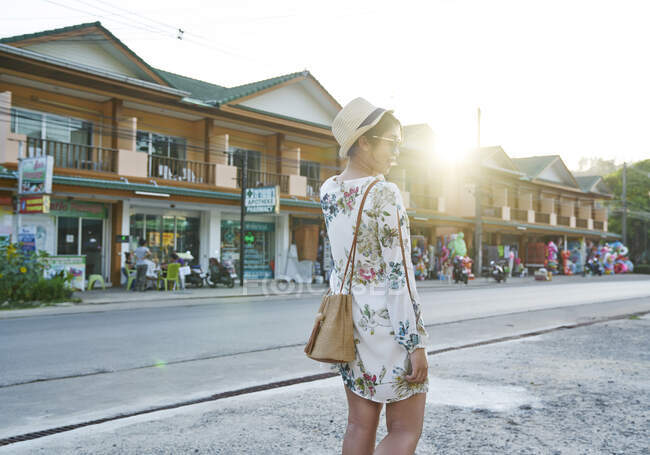 Junge Frau erkundet die Straßen von Koh Chang, Thailand — Stockfoto
