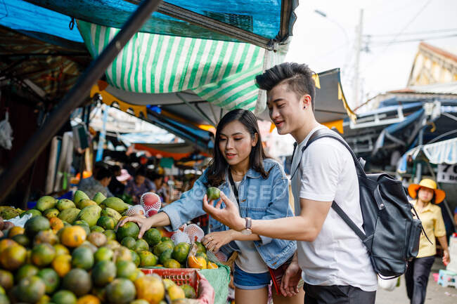 Jeune couple asiatique visitant un marché local à Ho Chi Minh Ville, Vietnam . — Photo de stock