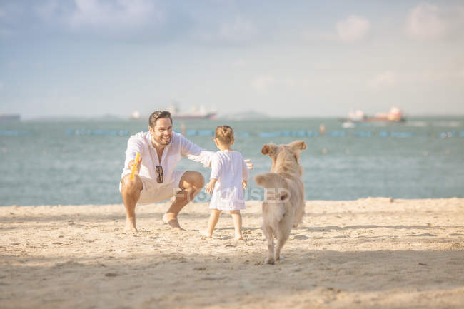 Happy young father and daughter spending time together on beach — Stock Photo