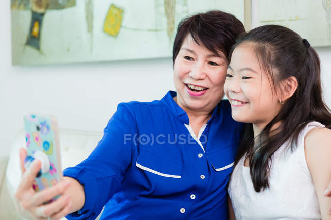 Grand-mère et enfant Prendre un selfie à la maison — Photo de stock