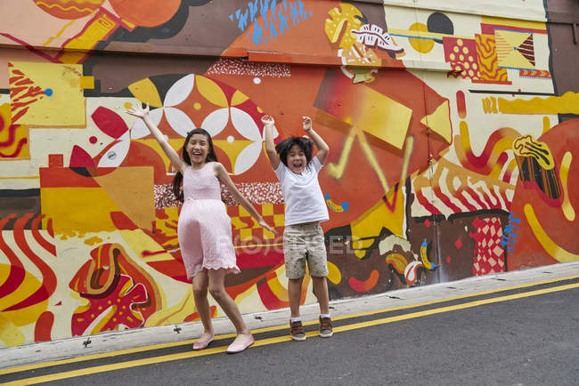 Felice giovane famiglia asiatica insieme, i bambini si divertono all'aperto — Foto stock
