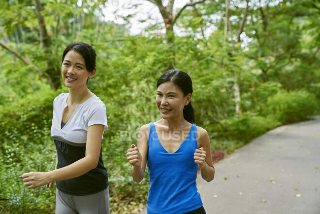 Дві жінки бігають у ботанічних садах (Сінгапур). — стокове фото