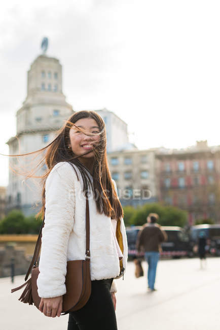 Jovem chinesa caminhando nas ruas de barcelona — Fotografia de Stock