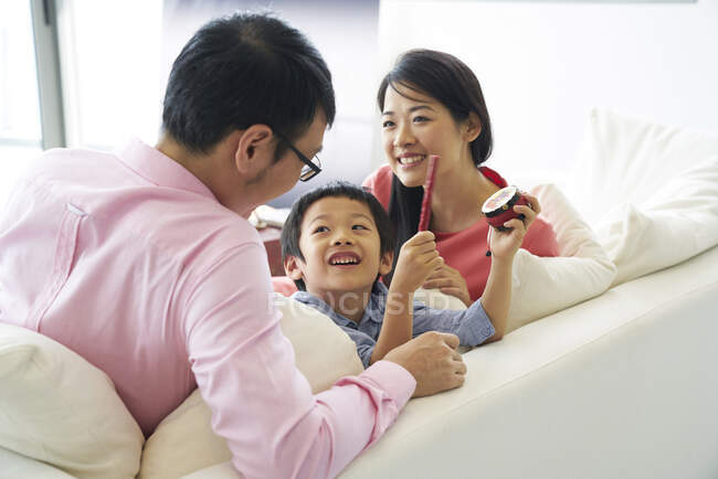 Feliz asiático familia pasando tiempo juntos en casa - foto de stock