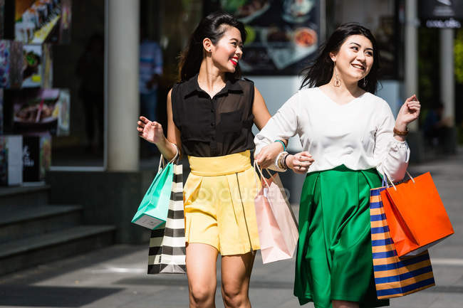 Jeunes femmes faisant du shopping et s'amusant ensemble . — Photo de stock