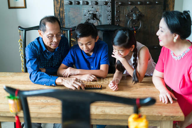 Feliz asiático família juntos jogar jogo — Fotografia de Stock