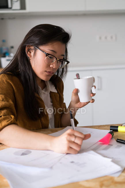 Молодая азиатская деловая женщина, работающая на дому — стоковое фото