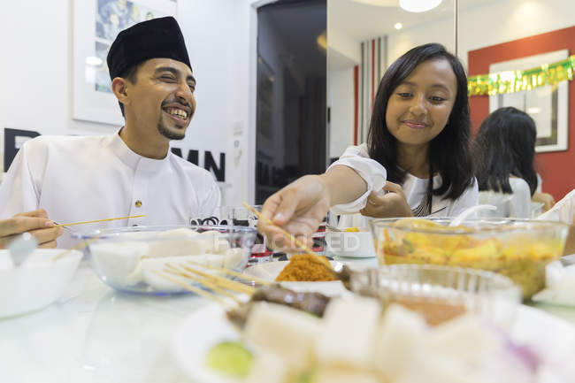 Heureux asiatique famille célébrant hari raya à la maison — Photo de stock
