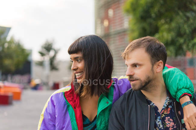Porträt eines jungen attraktiven multirassischen Paares — Stockfoto
