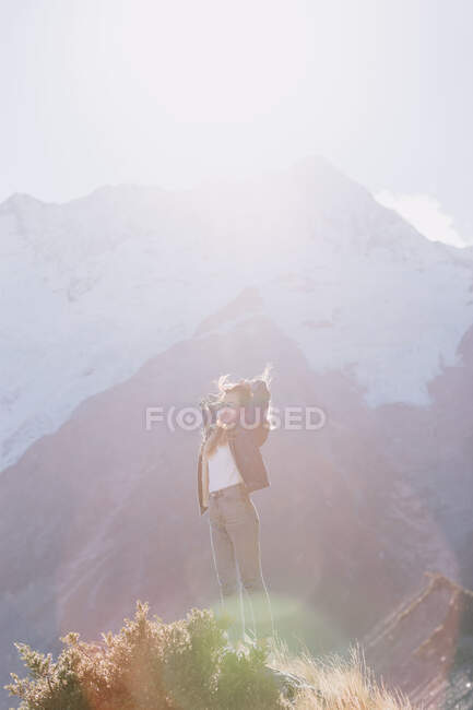 Young hipster woman climbing up Mountain Cook National Park in New Zealand — Stock Photo