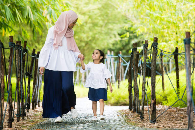 Мила азіатська мати і дочка проводять час разом у парку — стокове фото