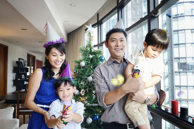 Felice famiglia asiatica che celebra il Natale insieme a casa — Foto stock