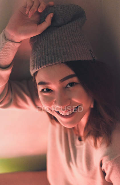 Jovem mulher asiática relaxante em casa com guirlanda de Natal — Fotografia de Stock