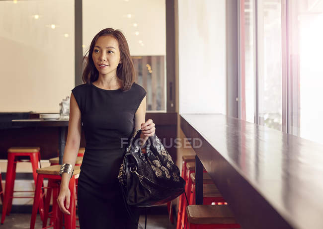 Belle jeune femme dans un café de luxe — Photo de stock