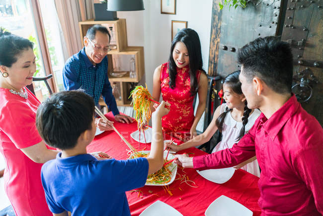 Glücklich asiatische Familie zusammen essen zu Hause — Stockfoto