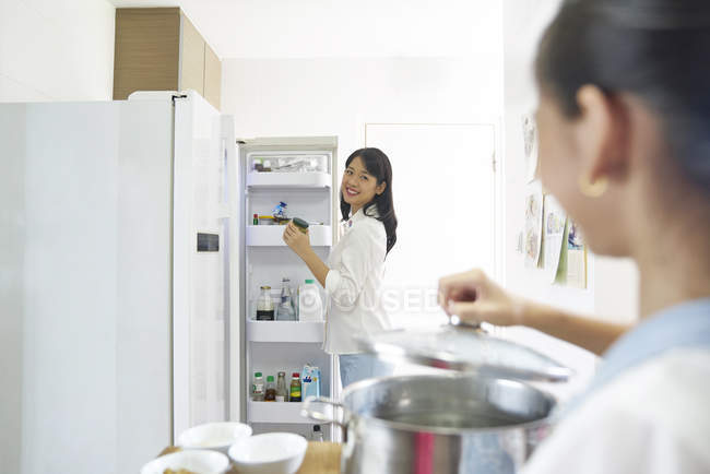 Happy young asian family cooking together at kitchen — Stock Photo
