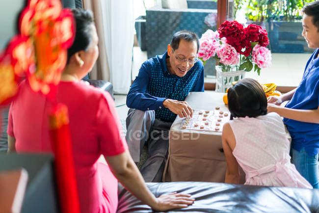Feliz asiático família juntos jogar jogo — Fotografia de Stock