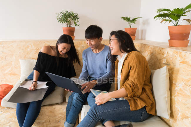 Pessoas discutindo um projeto em casa e rindo — Fotografia de Stock