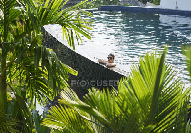 Young asian woman relaxing in a pool — Stock Photo