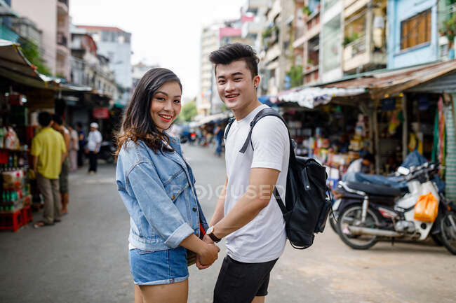 Осмотр достопримечательностей молодой азиатской пары на местном рынке в Хошимине, Вьетнам . — стоковое фото
