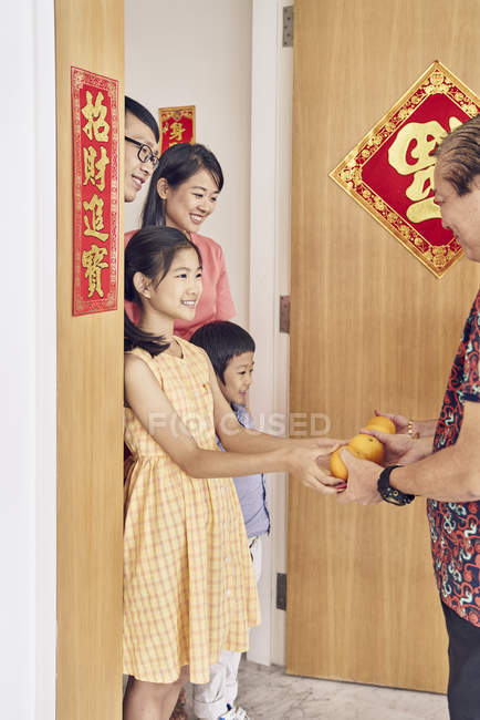 Glückliche asiatische Familie kommt zu den Großeltern zum chinesischen Neujahr — Stockfoto