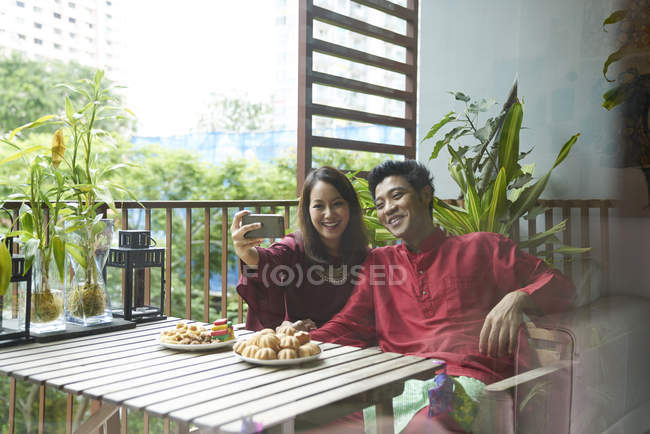 Jovem asiático casal celebrando Hari Raya em Cingapura — Fotografia de Stock