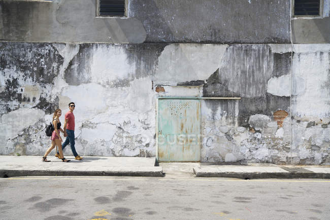 Glücklich junge asiatische Paar zu Fuß auf der Straße — Stockfoto