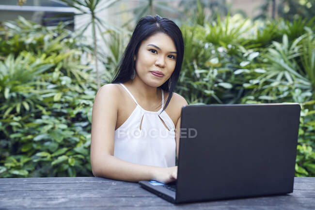 Веселий жінки, що працюють на своєму ноутбуку — стокове фото