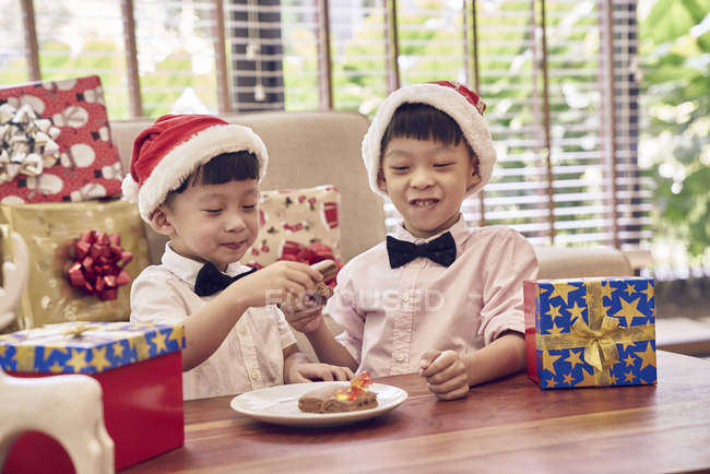 Feliz joven asiático chicos celebrando Navidad juntos - foto de stock
