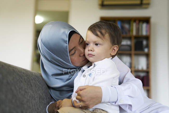 Nonnina legame con suo nipote sul divano — Foto stock