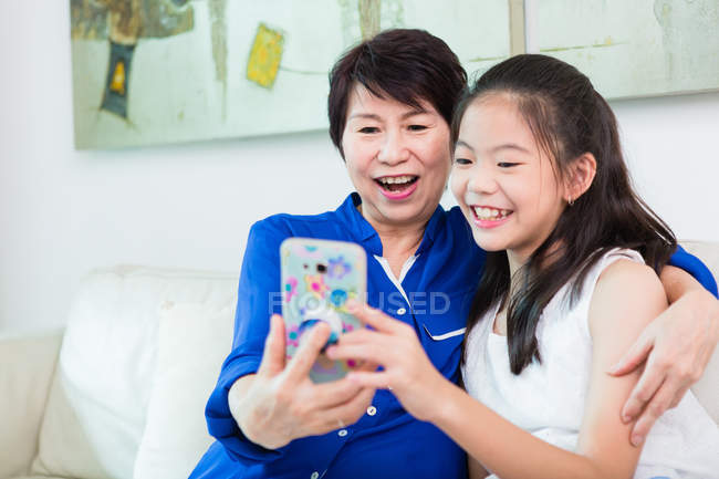 Großmutter und Kind machen ein Selfie zu Hause — Stockfoto