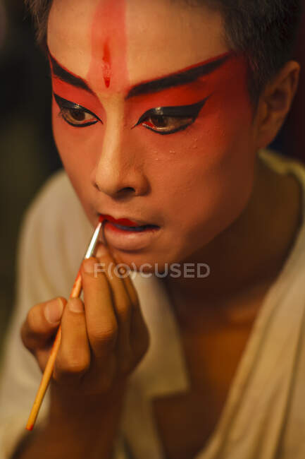 Actuación y maquillaje de la ópera china en Chendgu, China - foto de stock