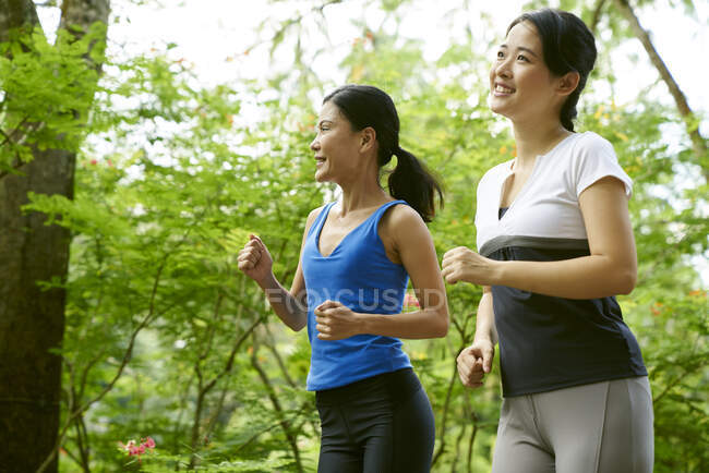 Duas mulheres correndo em Jardins Botânicos, Singapura — Fotografia de Stock