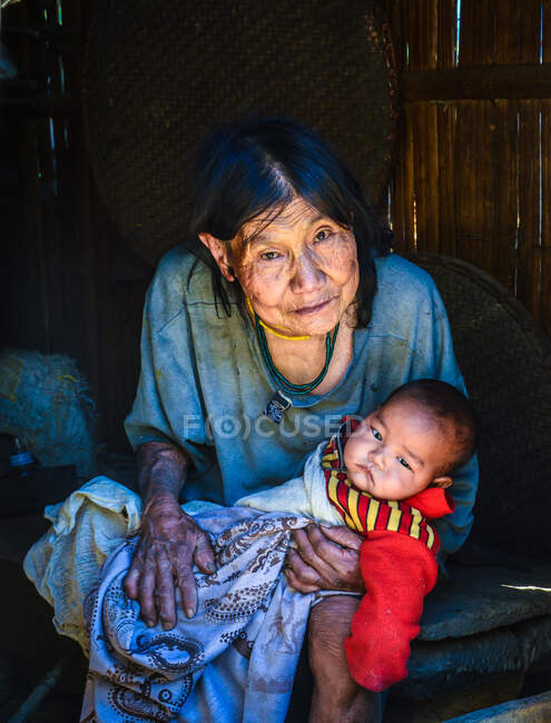 Abuela cuidando del bebé - foto de stock