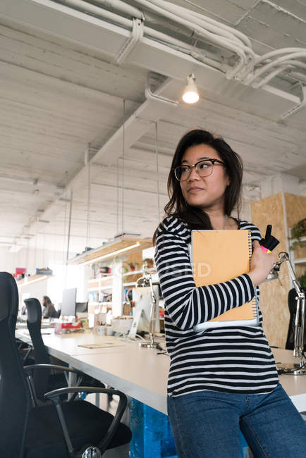 Jovem asiático mulher de negócios com papéis no escritório — Fotografia de Stock