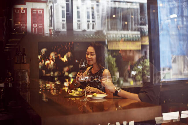 Pareja asiática que tiene una fecha romántica en el restaurante - foto de stock