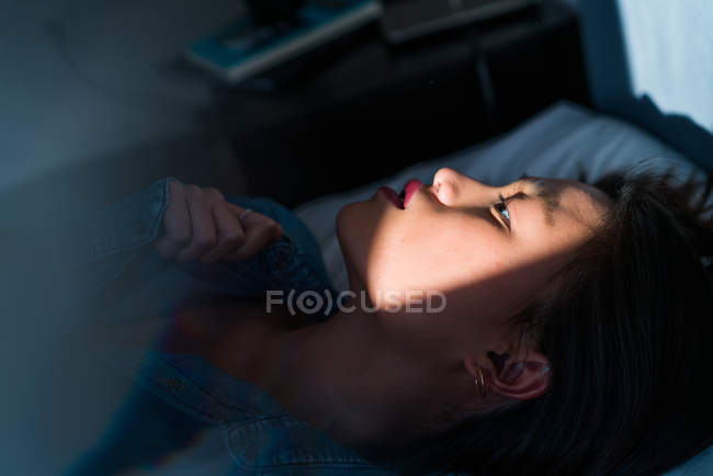 Joven adulto asiático mujer relajante en cama - foto de stock