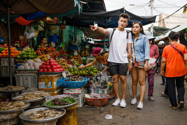 Jovem casal asiático passeando em um mercado local em Ho Chi Minh City, Vietnã . — Fotografia de Stock
