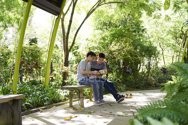 Туристи роблять перерву в садах біля затоки (Сінгапур). — стокове фото