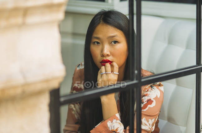 Bastante largo pelo mujer china retrato - foto de stock