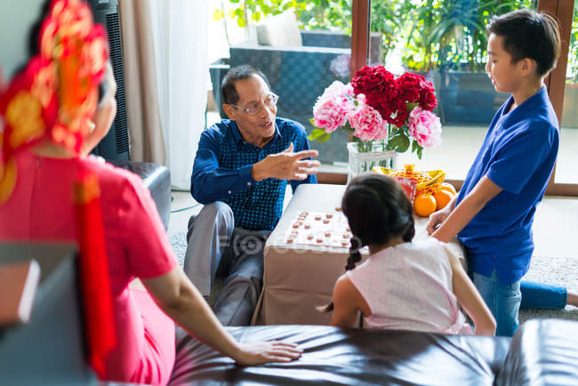 Felice famiglia asiatica insieme a giocare in gioco — Foto stock
