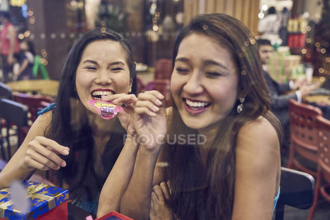 Two young asian woman shopping together in mall — Stock Photo